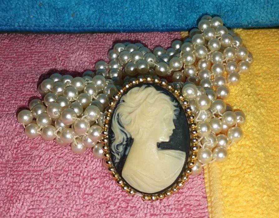 Colar vintage de fio elástico com pérolas artificiais e fecho CAMAFEU