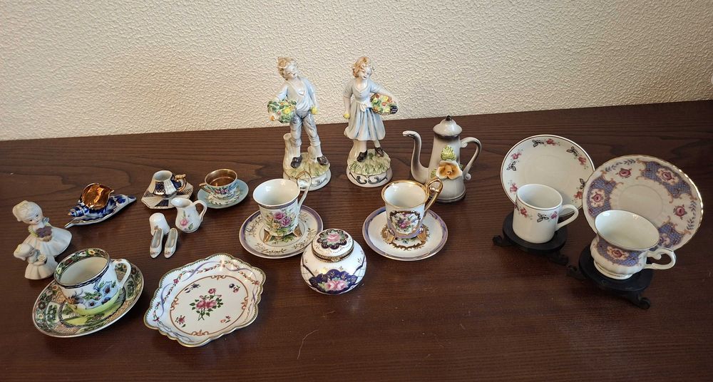 Porcelanas e biscuit  - lote de figuras e loiças de vitrine - preço do lote