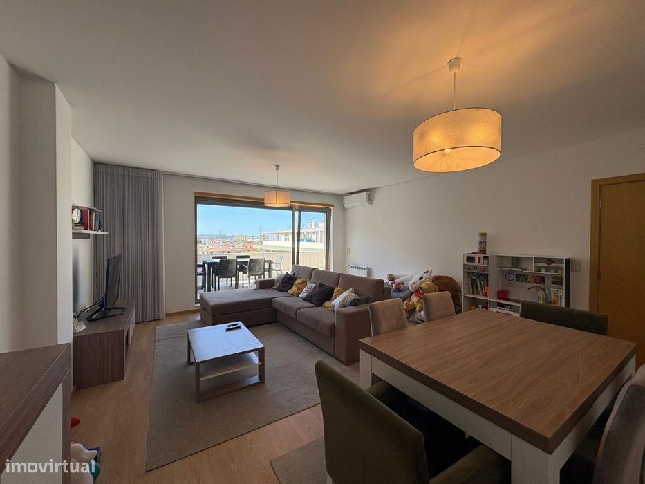 Apartamento T3 (recuado) com 56m2 de terraço, no centro da Trofa