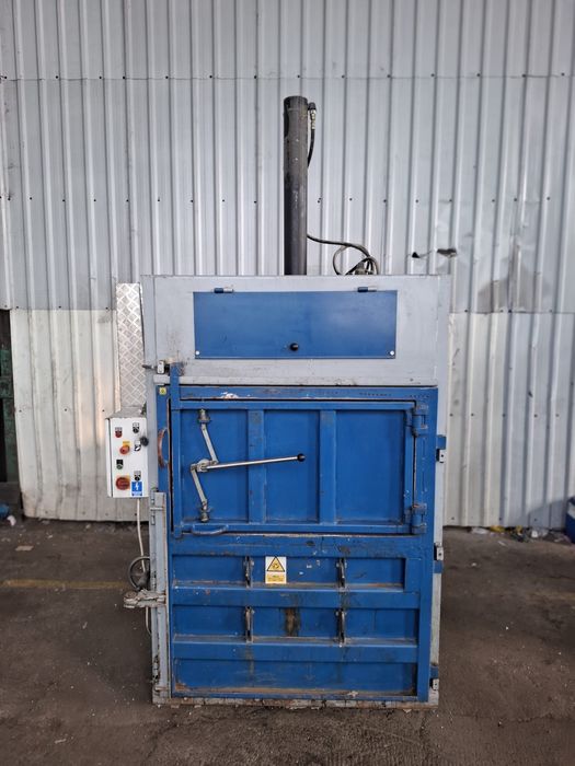 Belownica prasa zgniatarka do folii kartonu makulatury odpadów 25 ton