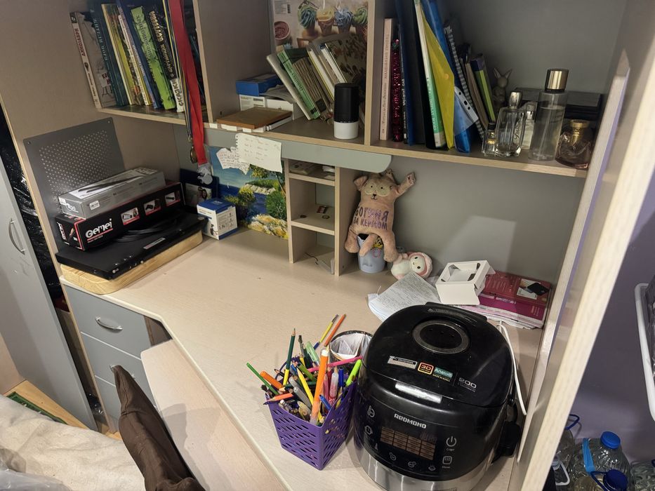 Дитяче двоповерхове ліжко з шафою та столом