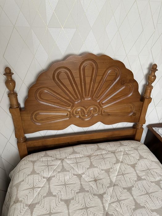Mobília quatro solteiro (cama, mesa cabeceira, cómoda central)