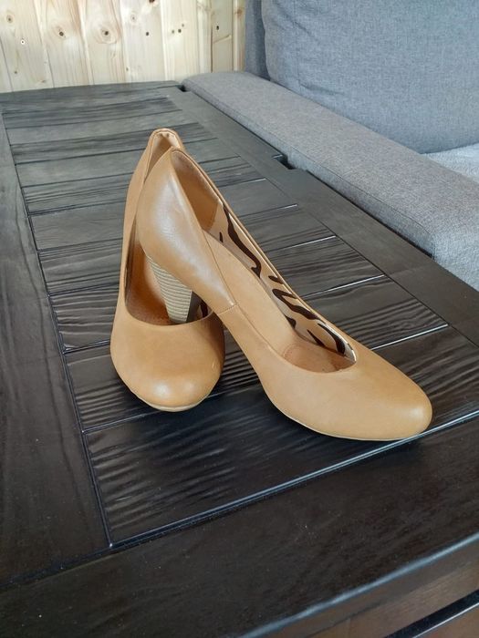 Buty na niewielkim obcasie rozmiar 39- NOWE