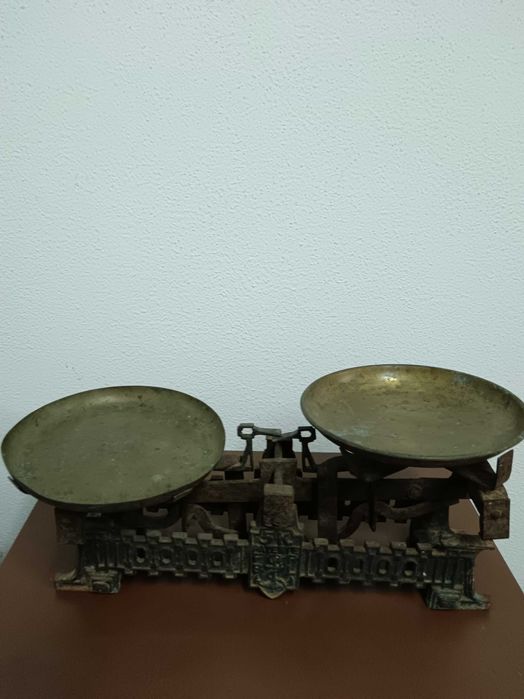 Balança antiga pratos