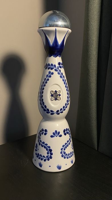 Pusta butelka Clase Azul Reposado 700 ml – oryginalna butelka ceramiczna.