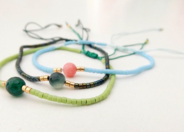 Pulseiras femininas de pulso delicadas e vistosas com look divinal