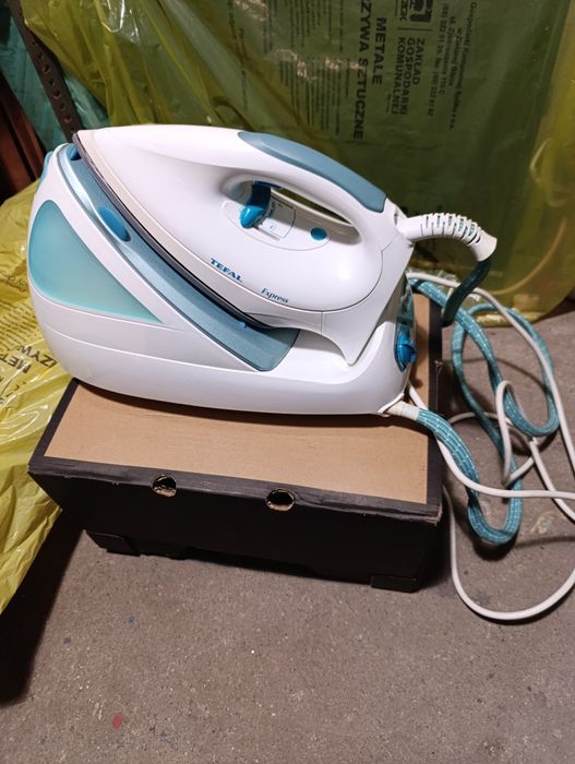Żelazko ze stacją parową Tefal.