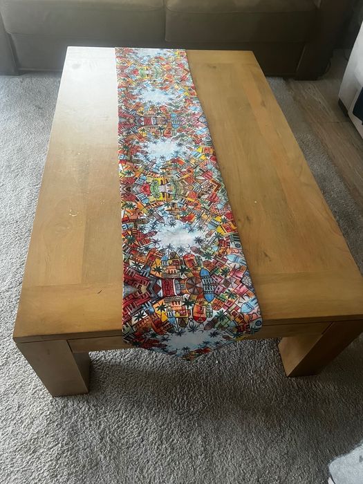 Uma mesa de centro muito bonita, da marca Homa, a metade do preço.