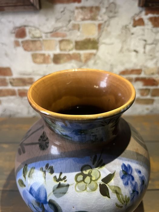 Декоративная ваза с растительным орнаментом и изображением птиц.