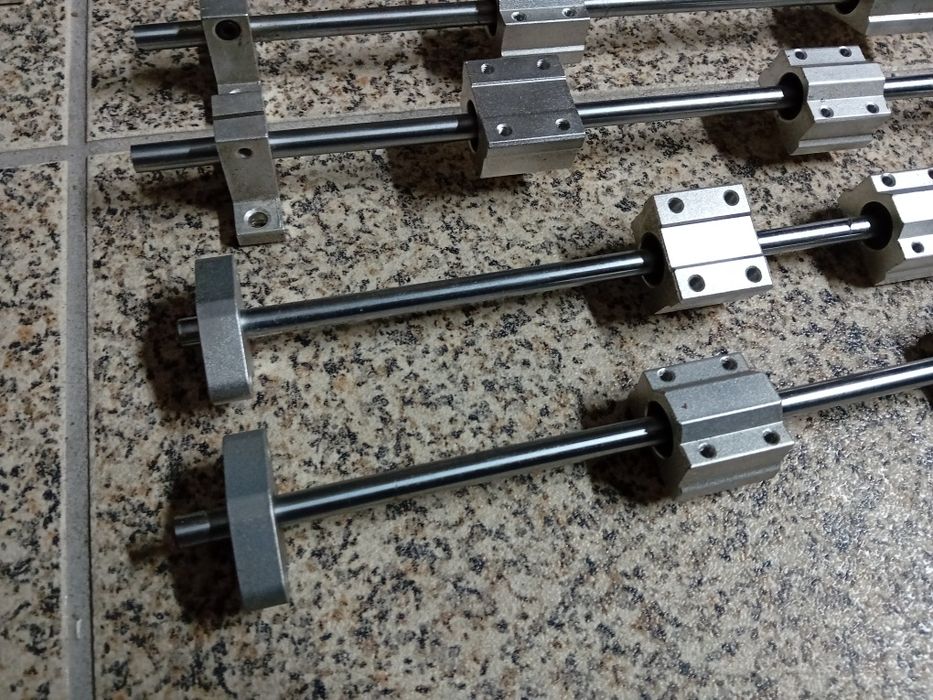 Guias lineares com suportes
