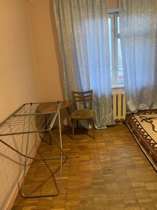 Продається 2- кімнатна квартира,метро Лісова