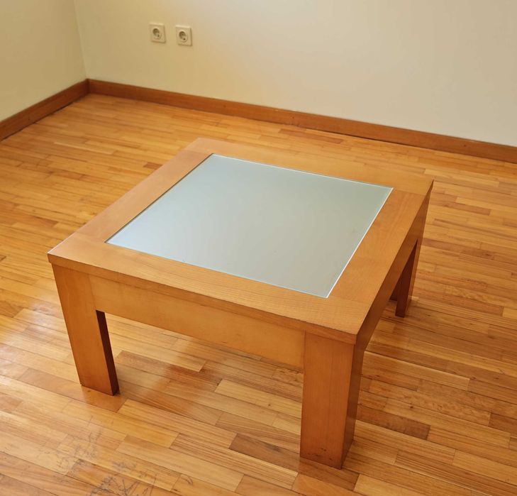 Mesa de Centro em Madeira com Tampo em Vidro - V.N. Famalicão