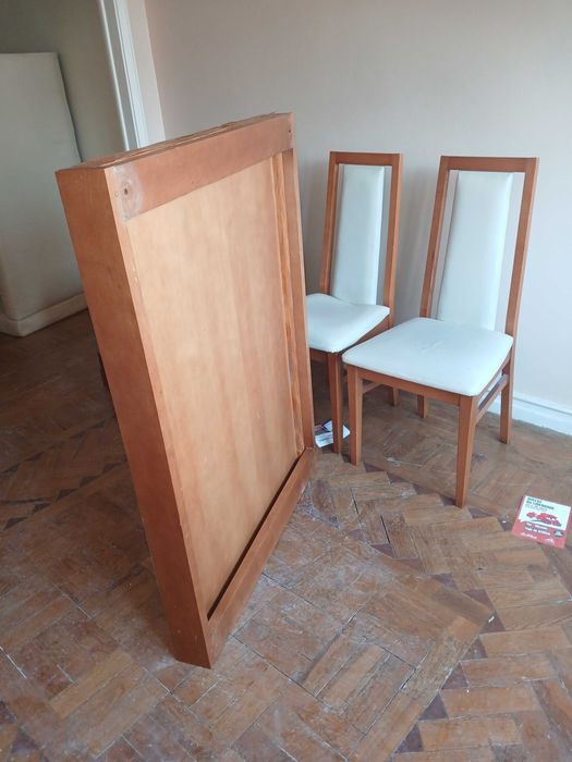 Mesa extensível e quatro cadeiras