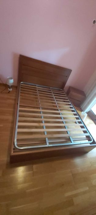 Cama de casal 140*190, mesa de cabeceira e Comoda