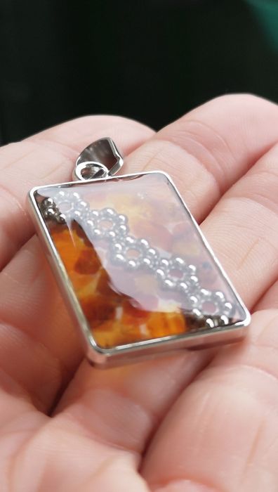 Piękna zawieszka. Bursztyn