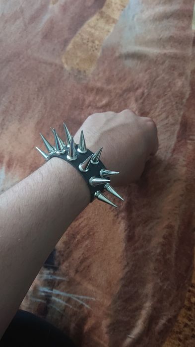 Bransoletka pieszczocha kolce czarna