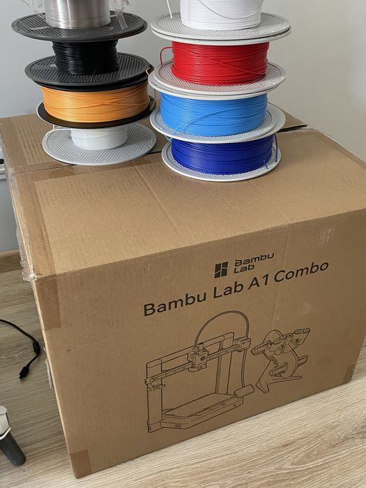 Bambu Lab A1 Combo (z AMS Lite) + zestaw 8 filamentów – jak nowy