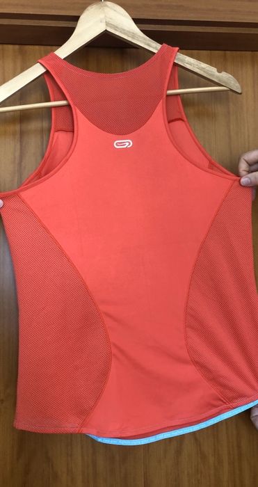 Top de desporto vermelho