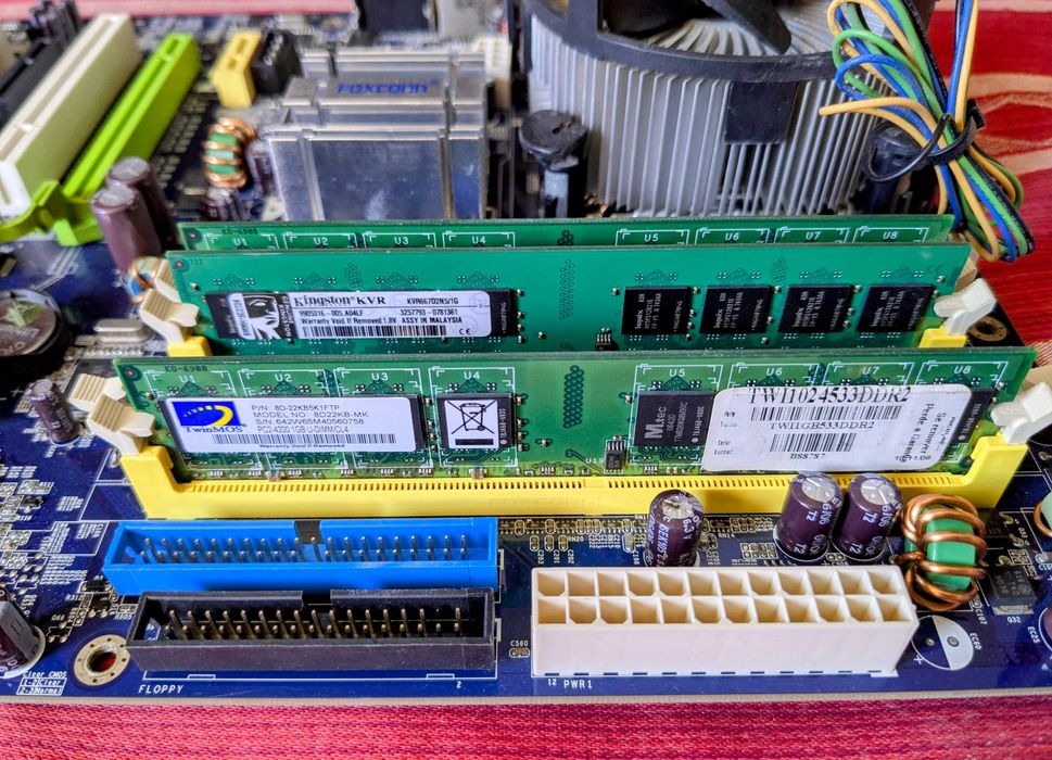 Kit Motherboard Foxconn + Intel Pentium D + 3GB RAM DDR2  (peças)