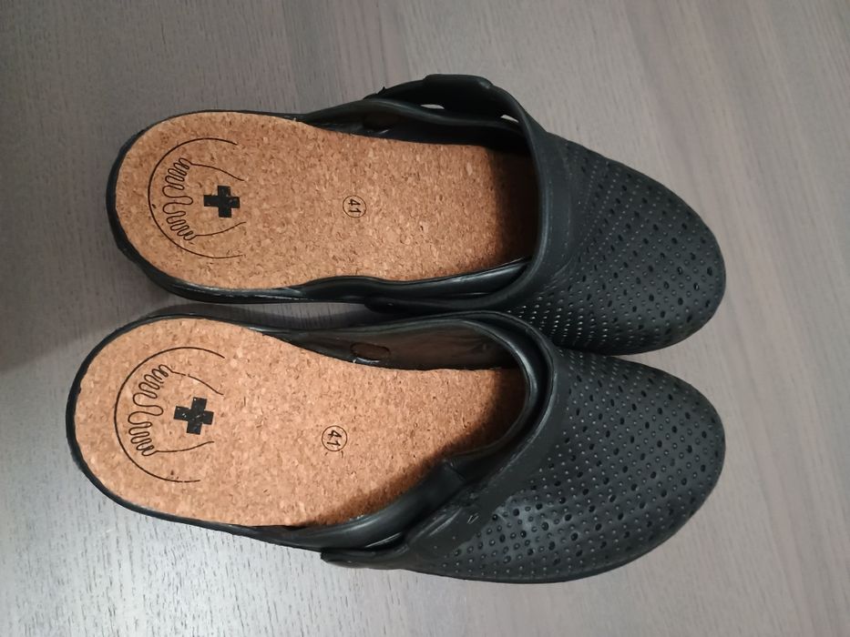 Czarne buty medyczne / klapki na podwyższeniu 4 cm r. 40–40,5