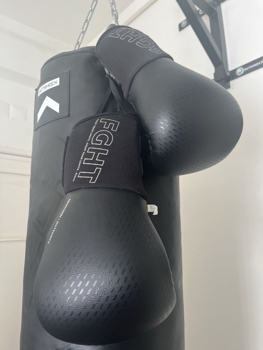Saco de boxe, luvas e suporte