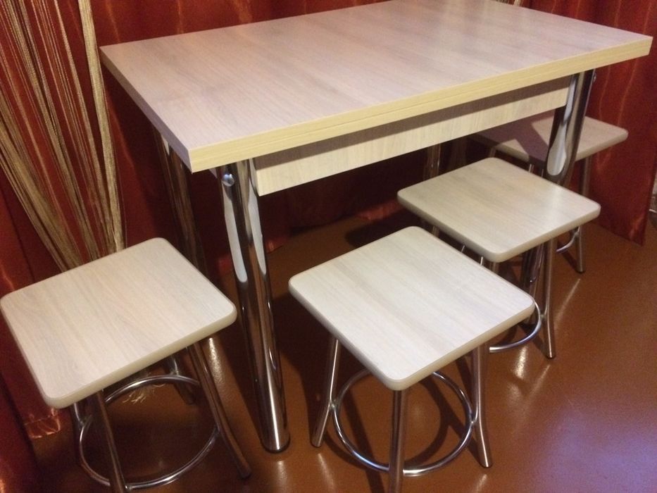 Стіл кухонний розкладний на металевих ніжках.