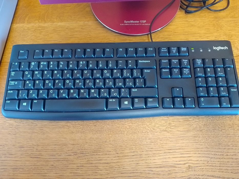 ПК Intel Pentium 4 з монітором та клавіатурою