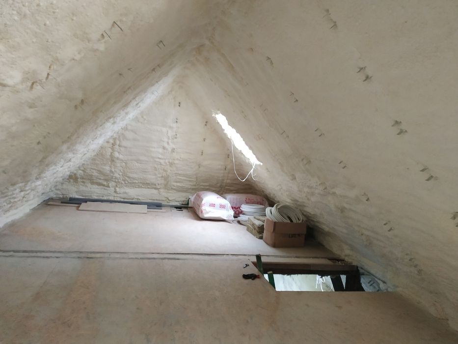 Ocieplanie Pianą/Pianką PUR dachu i poddasza - Izolacje Natryskowe hal