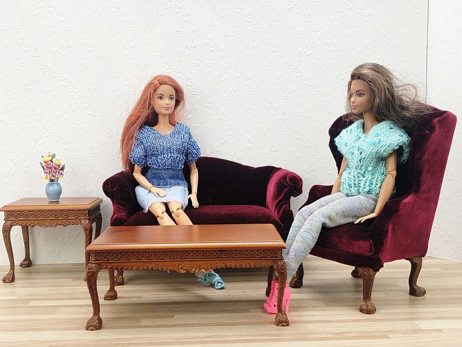 Mebelki do domku dla lalek w skali 1:6 brązowy stolik przyścienny