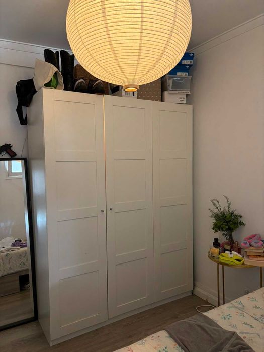 Roupeiro IKEA PAX personalizado com gavetas, cestos e iluminação