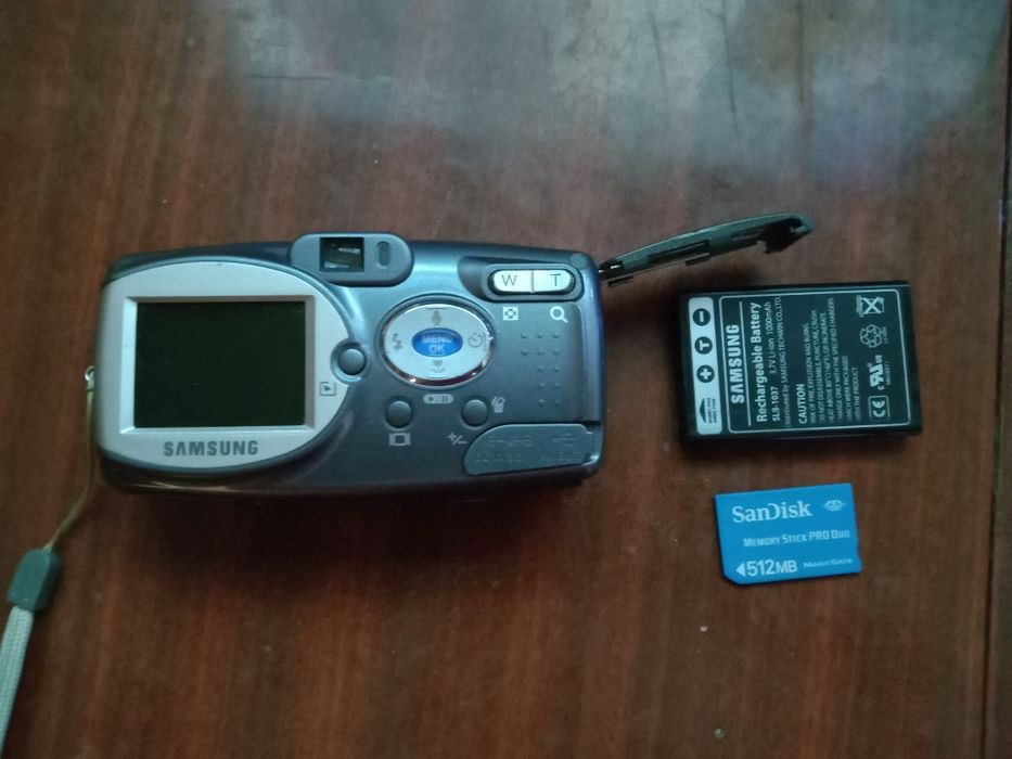 Фотоапарат samsung повністю робочий флешка і батарея присутні читайте опис