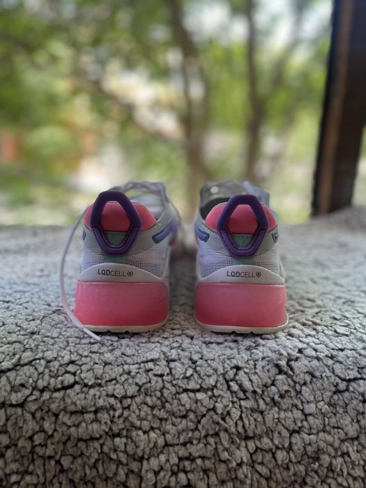 Кросівки жінгчі.