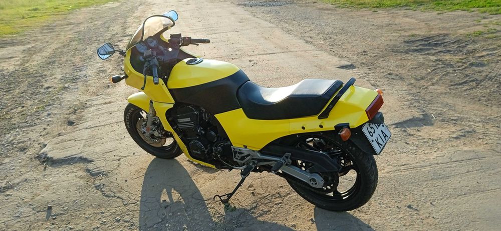 Kawasaki gpz900.       .