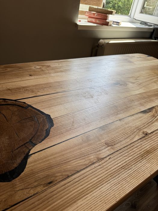 Унікальний лофт стіл з епоксидною смолою та ефектом потертостей