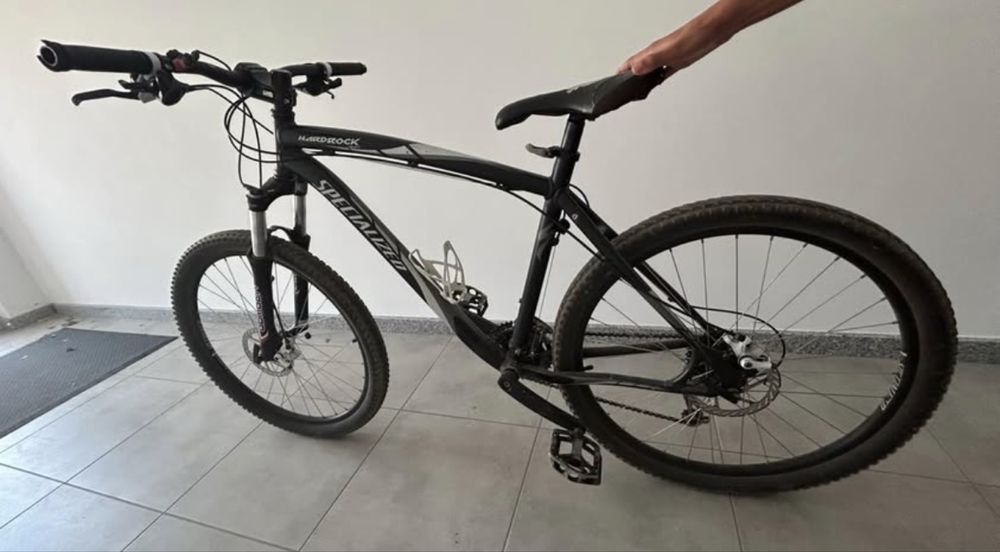 Specialized Hardrock Sport – BTT | Travões de Disco | Excelente Base para Trilhos e Cidade