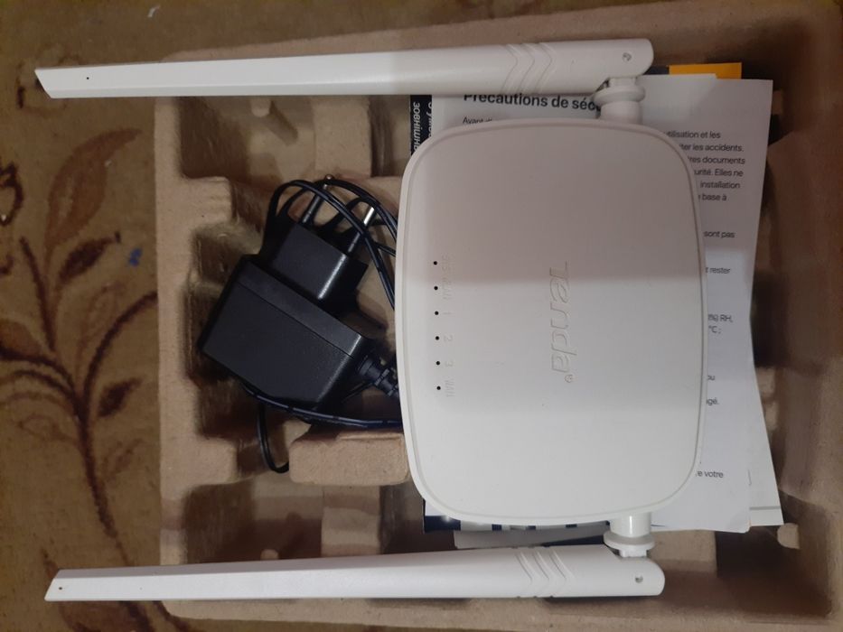 Роутер  Tenda білий новий