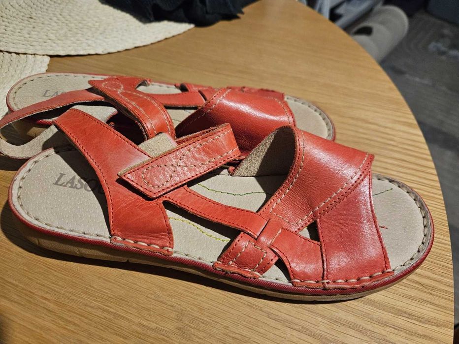 Damskie płaskie czerwone sandały Lasocki r.39