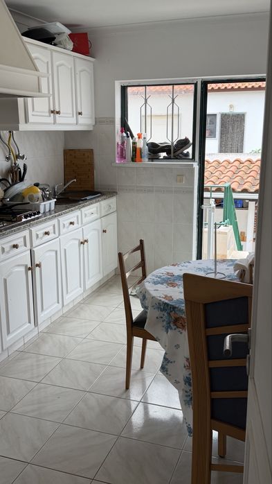 Quarto em T3, para entrada a partir de 01/09 no Casal Moinho 400€ com todas as despesas incluídas.   Interessados chamar WhatsApp 939375833