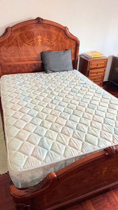 Vendo colchão casal, e ofecerco cama, mesinhas de cabeceira e móvel com espelho!!!