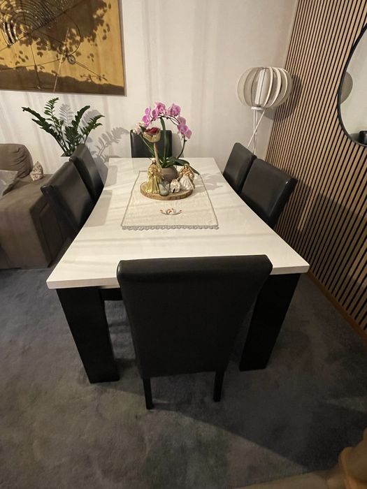 Mesa de jantar com cadeiras como nova