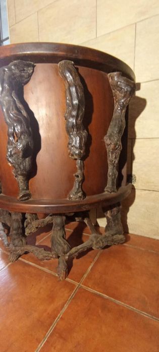 Bar de madeira e banco