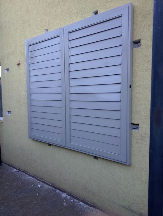 Ставні на вікна, захист від уламків та вибухової хвилі.