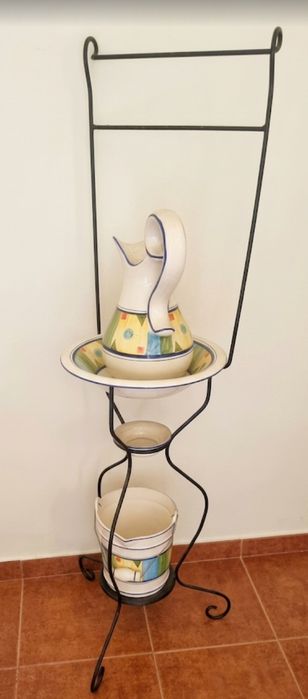 Lavatório Antigo Centenário com Trempe em Ferro