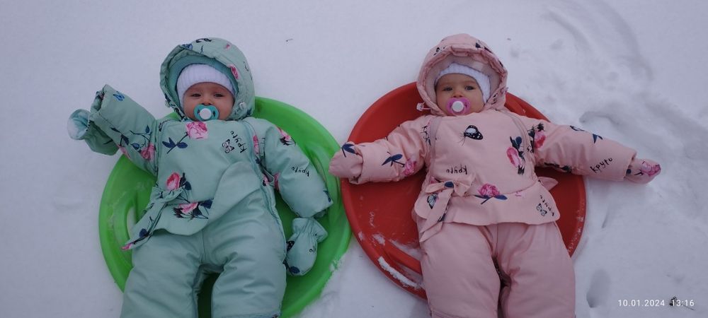 Ціна за два! Продам дитячі комбінезони для дівчаток двійні, близнят