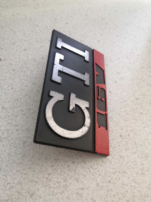Gti значок в решётку