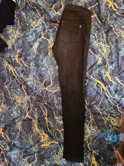 Spodnie jeans, czarne, rozm.M, z przetarciami