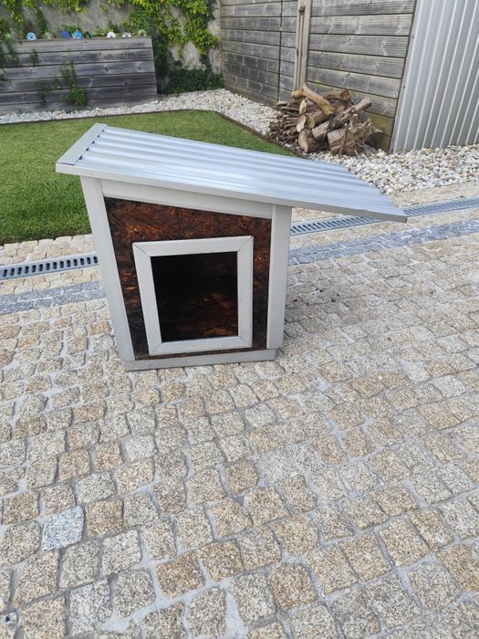 Casota para cão em madeira e chapa