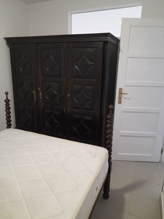 Arrendo T-1  Alcobaça, cozinha equipada com armários fogão frigorífico mesa e duas cadeiras,  quarto cama de casal mesa de cabeceira e guarda roupa