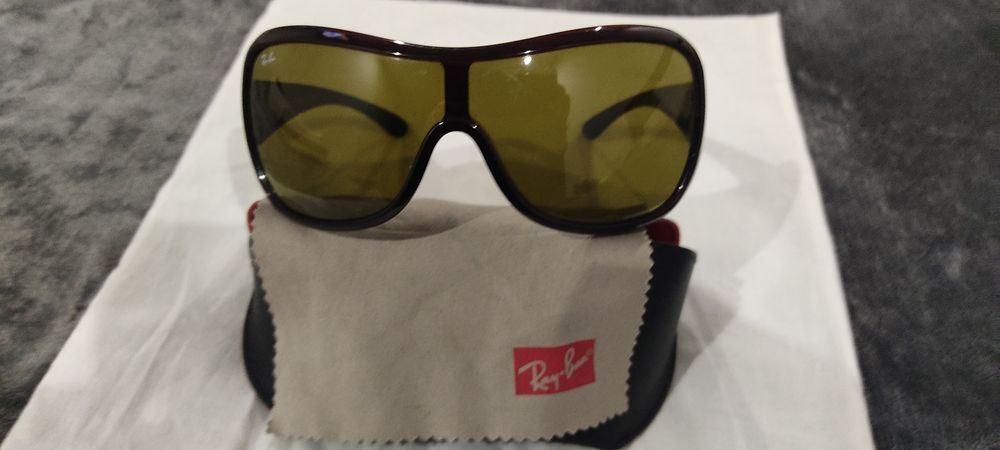 Óculos de sol castanhos.