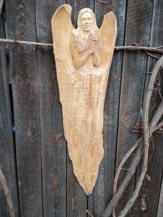 Anioł na desce rzeźbiony anioł